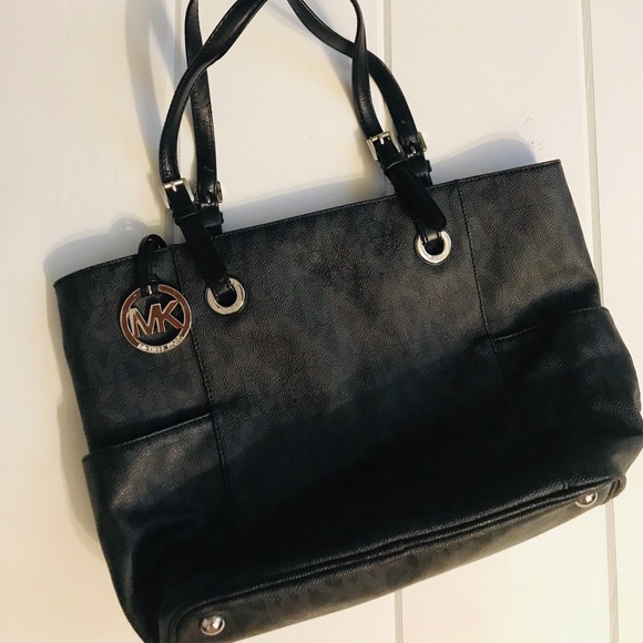 Michael Kors Handbags - Michael Kors Black Bag EUC